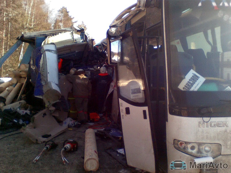 В Нижегородской области столкнулись лесовоз и автобус с пассажирами из Марий Эл
