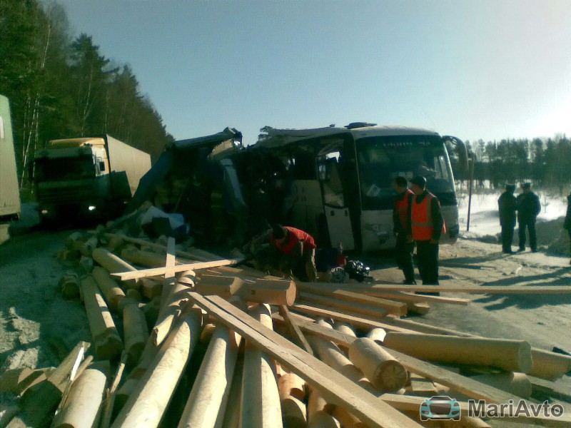В Нижегородской области столкнулись лесовоз и автобус с пассажирами из Марий Эл