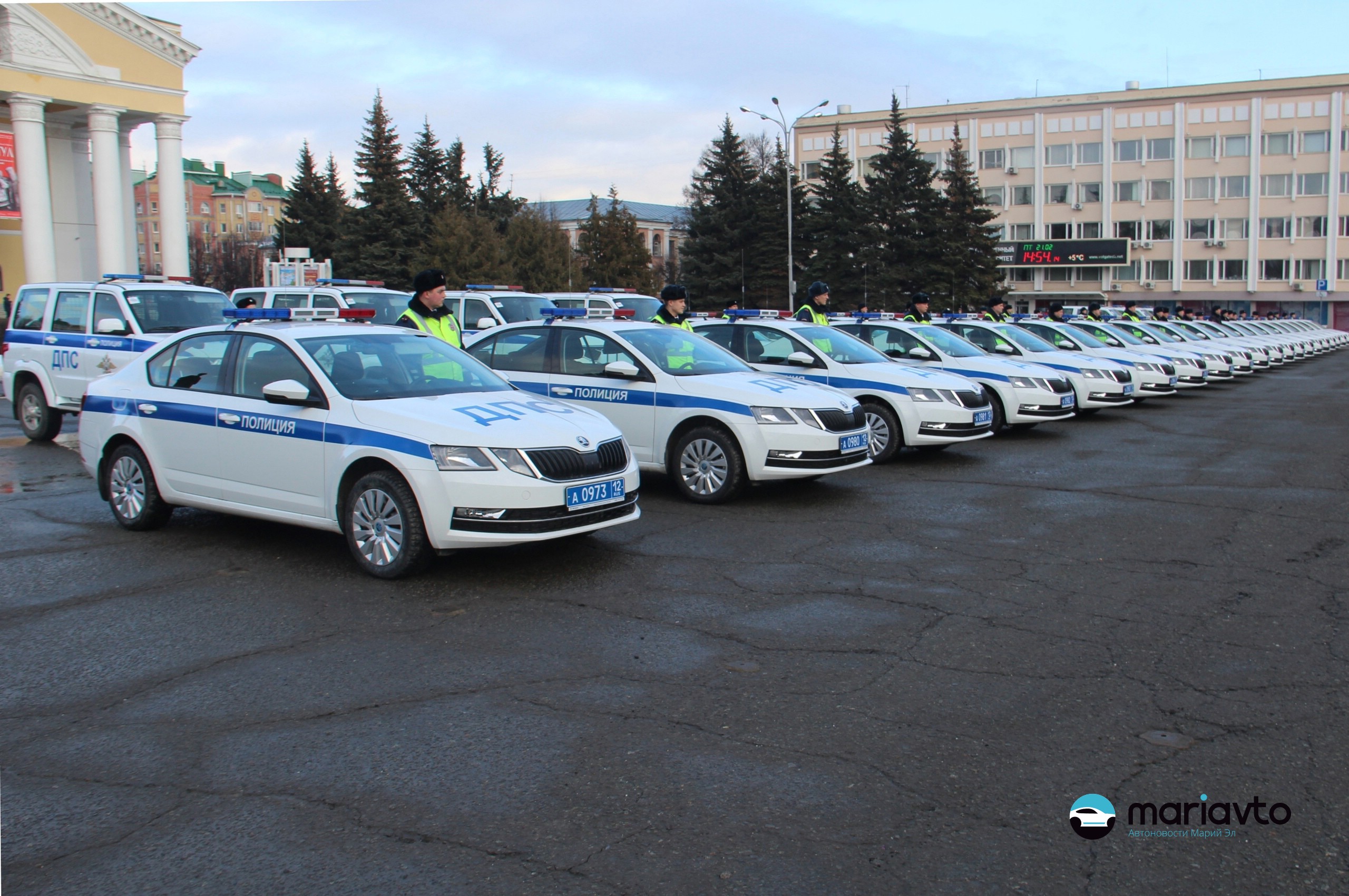 В Йошкар-Оле сотрудникам УГИБДД МВД по Марий Эл вручили ключи от новых  служебных автомашин